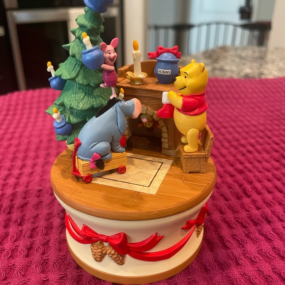2005 Getting Ready for Christmas,QXD4212, Winnie the Pooh,musical ornament - Picture 5 of 8